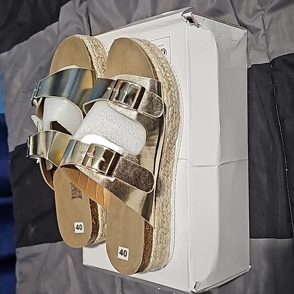 NEW Gold Metallic Sandal Espadrilles Sz 8 Fashion New in Box - Picture 2 of 4